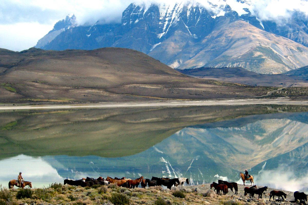 Moving horses past Laguna Amarga
